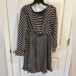 Long sleeve mini dress with cool pattern